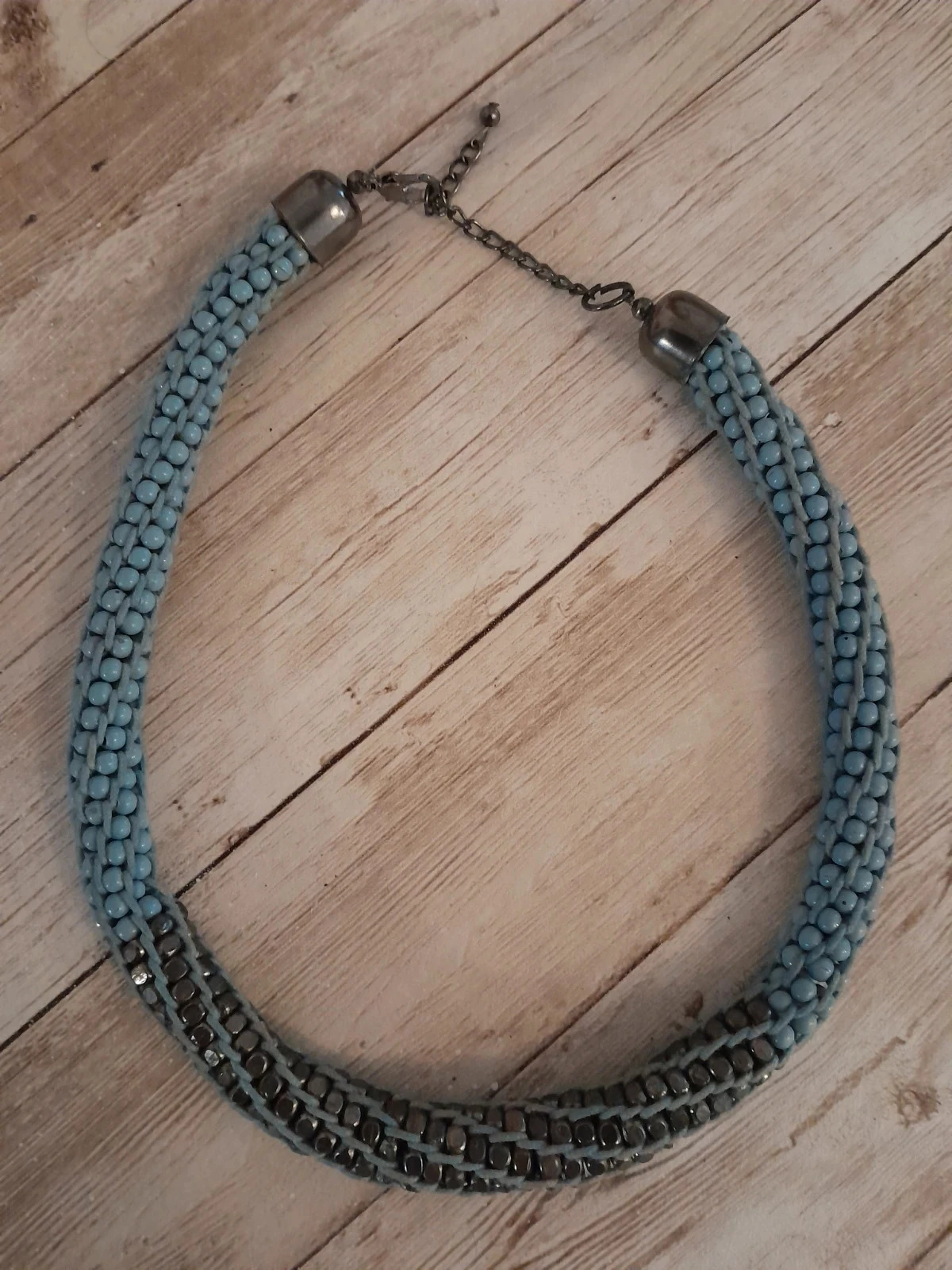 Collier ras du cou, forme semi-rigide,  couleur bleu clair et noir